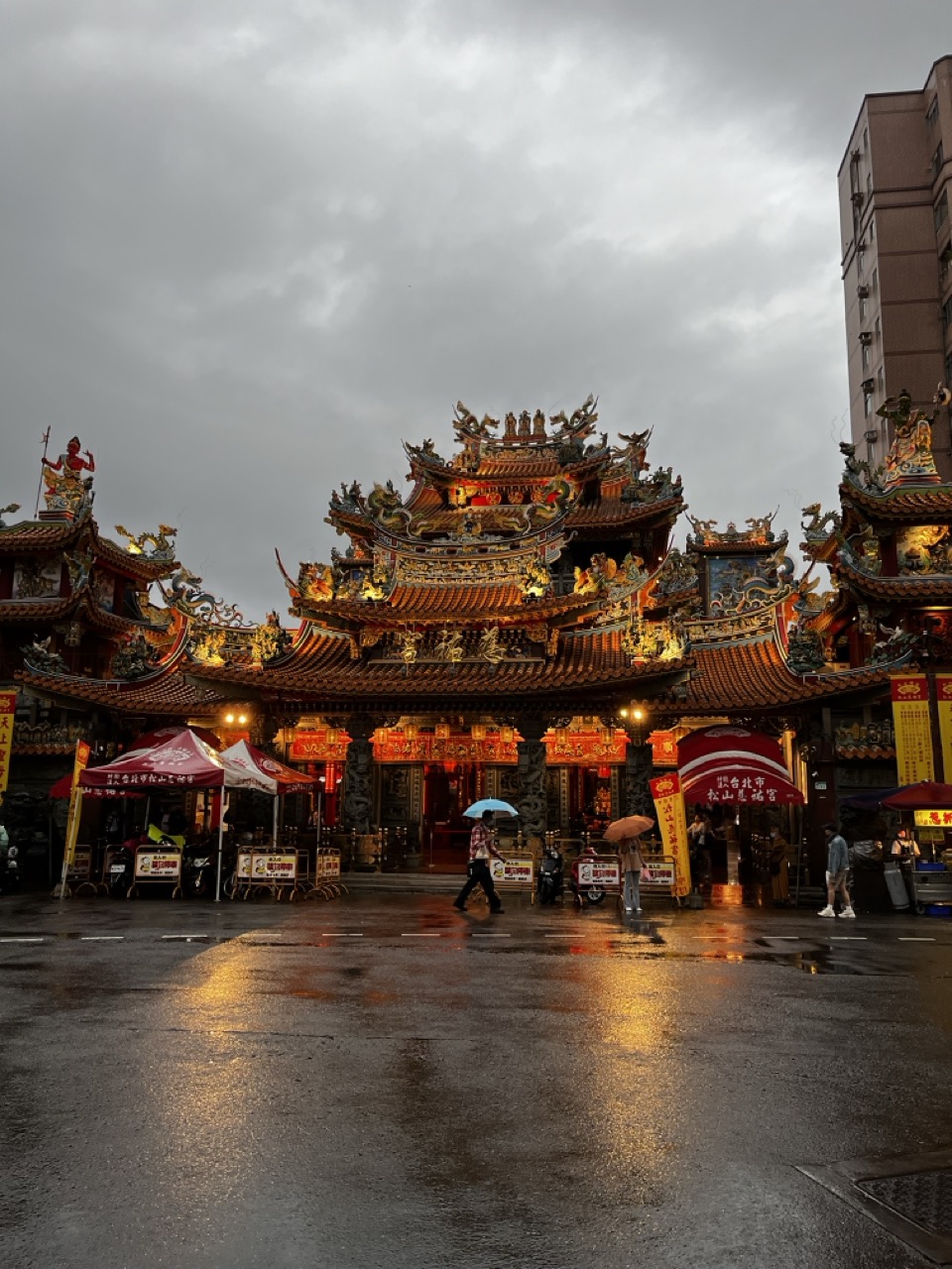 Temple outside Raohe Market